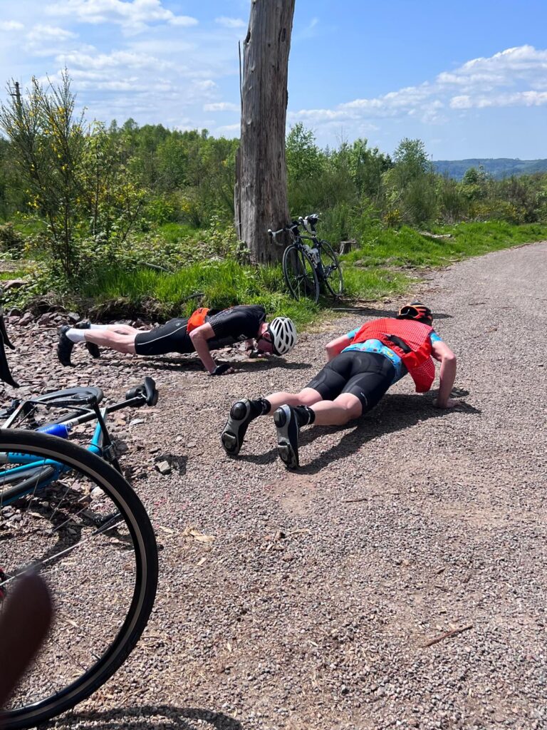 Der Einstieg in ein effektives Krafttraining für Radsportler ist einfach und lässt sich tatsächlich in den Alltag integrieren. Für Radsportler ist das Ziel: Ganzkörpertraining im Gym!