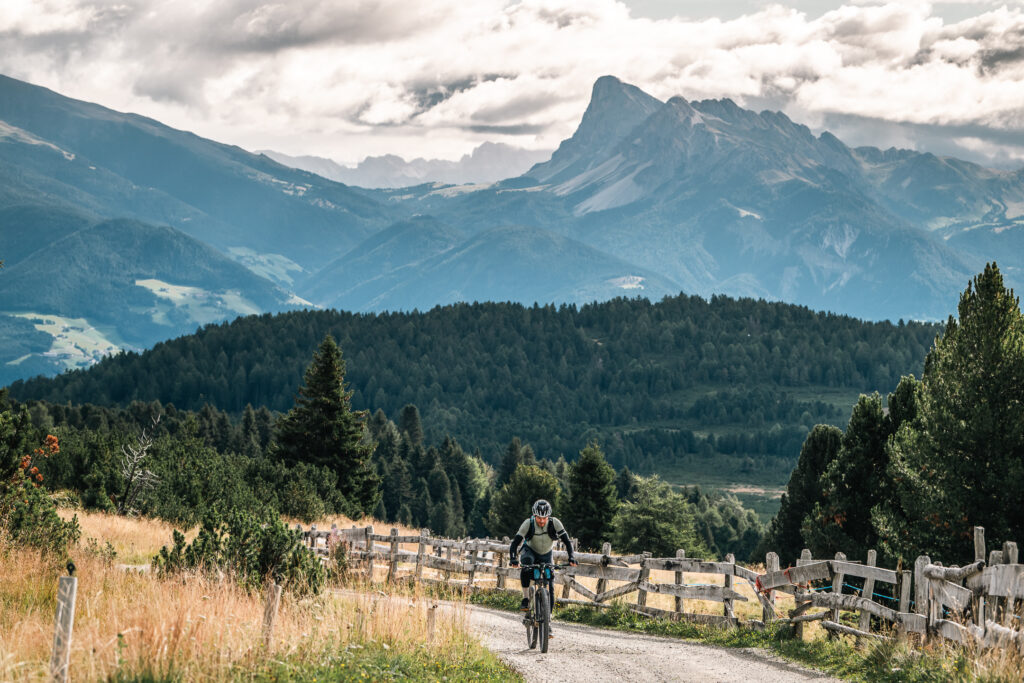 Sneak Peaks – so heißt das neueste Unsupported-Bikepacking-Rennen von Raphael Albrecht. Drei verschiedene Strecken stehen zur Auswahl, Startort ist jeweils Bozen. Ich wähle die Streckenvariante „Classic“ mit 764 km und wahnsinnigen 28.830 Höhenmetern. Anfang September stehe ich mit etwas mehr als 130 Menschen auf dem Minigolfplatz Ahoi, der als Event-Gelände umfunktioniert wurde.